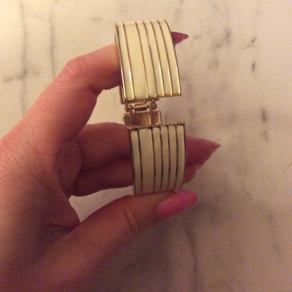 Cream and Gold matching bracelet and earrings - Picture 4 of 7